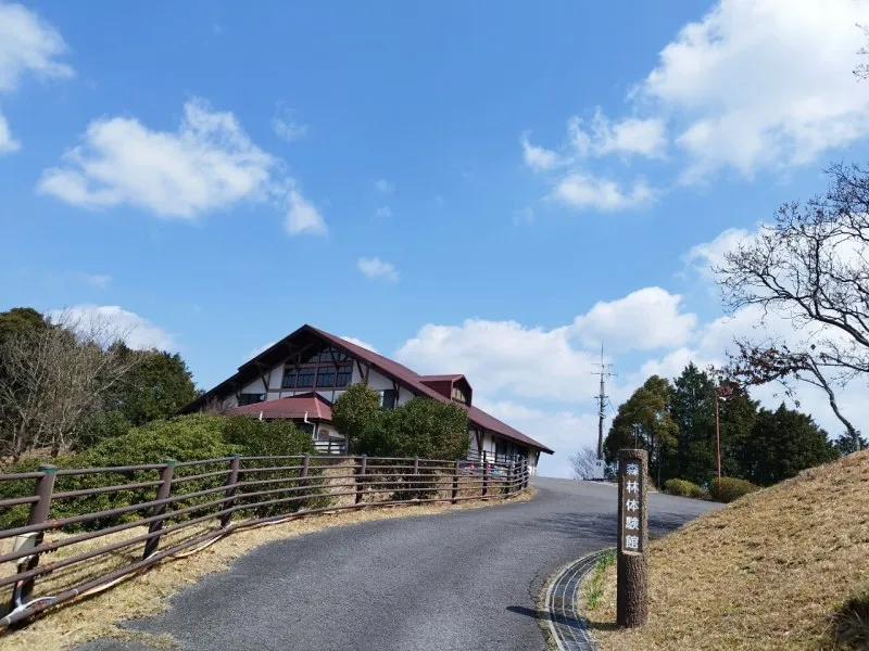 長崎市民の森 ビギナーキャンプ場　管理棟へ向かう道