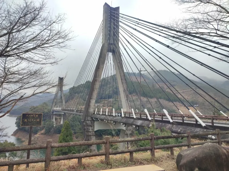 うめキャンプ村そらのほとり　歌げんか大橋と