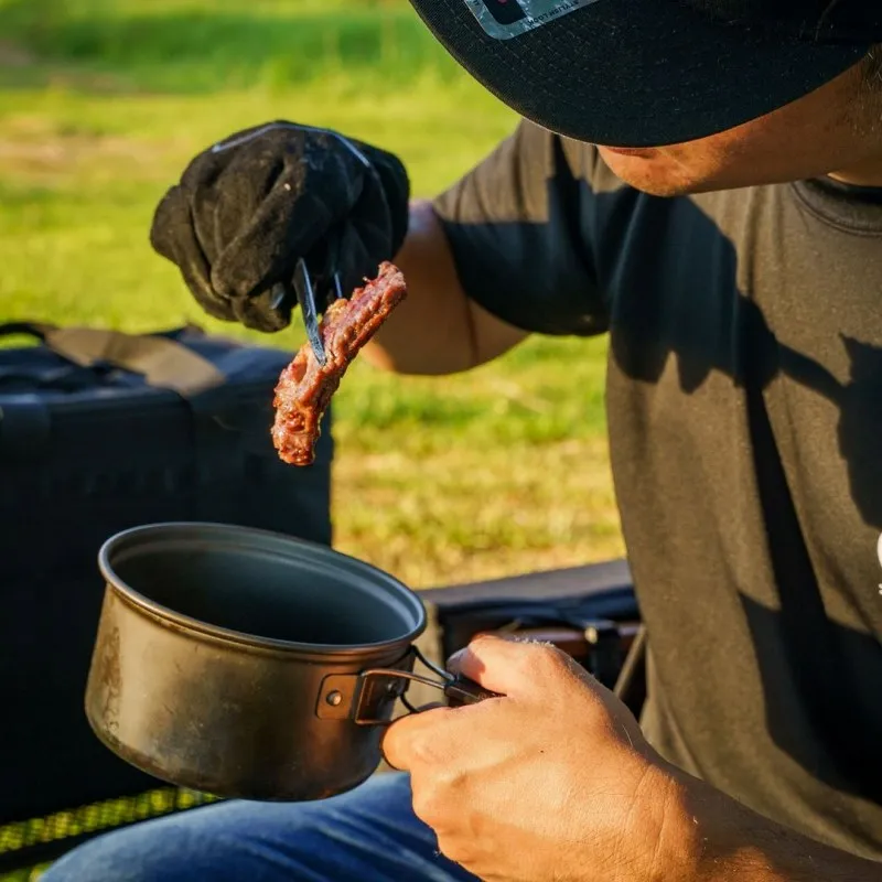 ZEN Camps いなずまトング お肉を箸代わりにして食べる様子