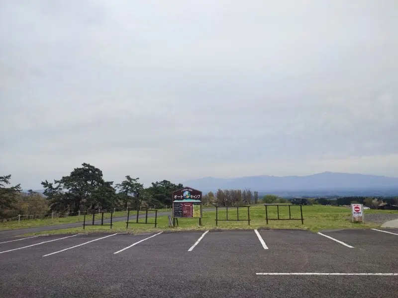 くじゅう花公園キャンプ場　キャンプ場前駐車場