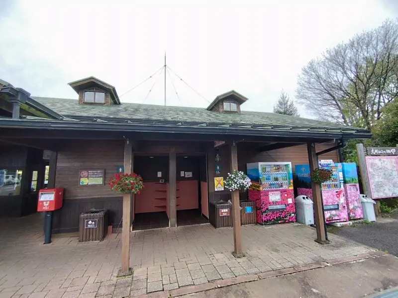 くじゅう花公園キャンプ場　入園ゲート付近のトイレ