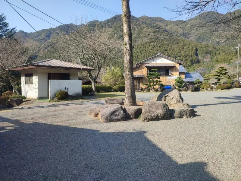 黒木民宿キャンプ場　管理棟前の駐車場