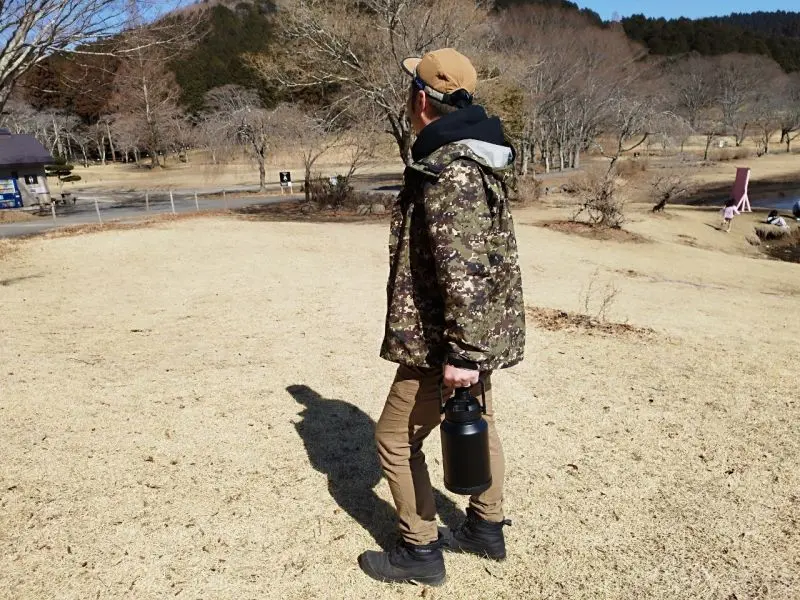 &SM アイスジャグ 男性が持った様子