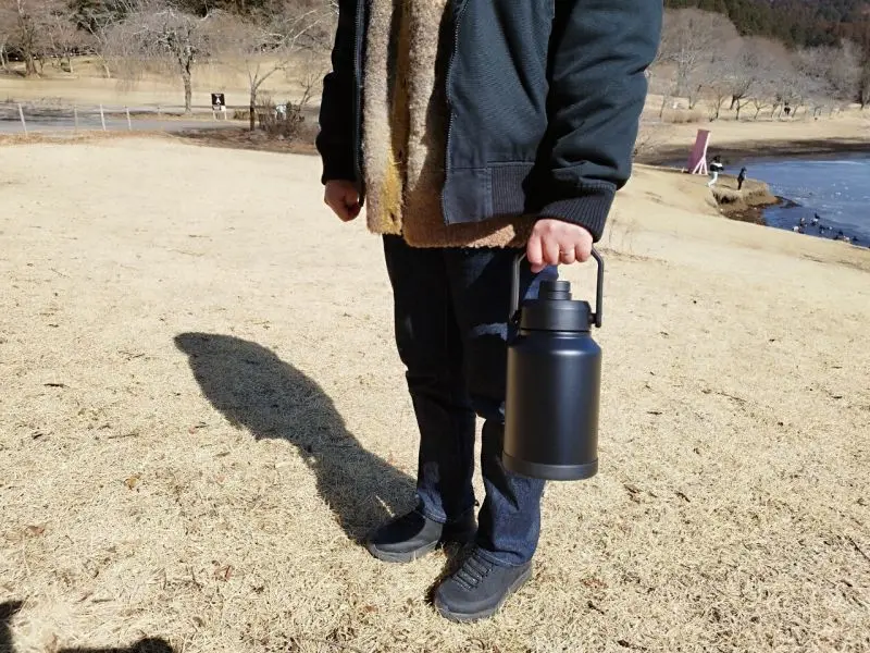 &SM アイスジャグ 女性が持った様子