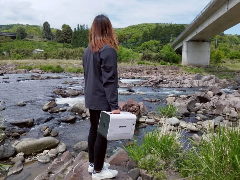 ITEHIL ポータブル浄水器を持った女性