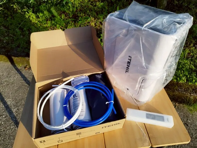 ITEHIL ポータブル浄水器 パッケージから取り出した様子
