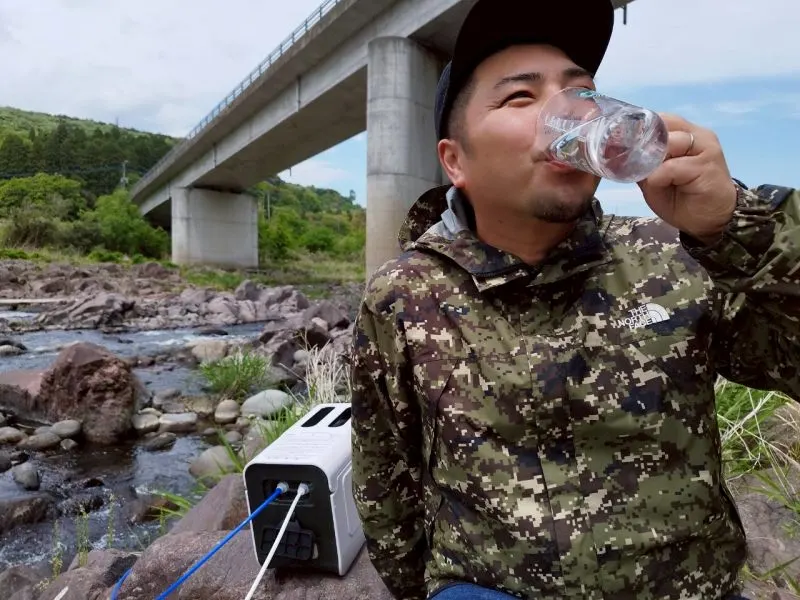 ITEHIL ポータブル浄水器で浄水した水を全部飲む様子