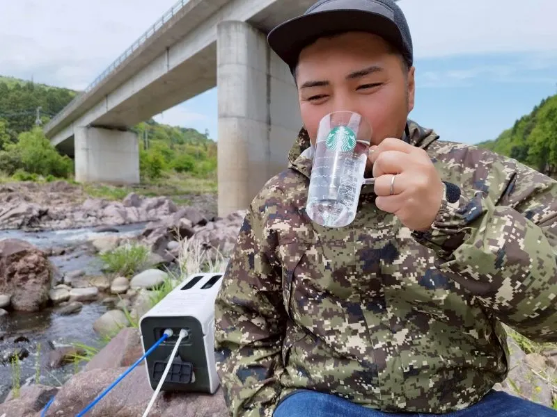 ITEHIL ポータブル浄水器で浄水した水を飲む男性