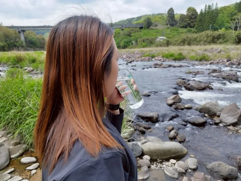 ITEHIL ポータブル浄水器で浄水した水を飲む女性