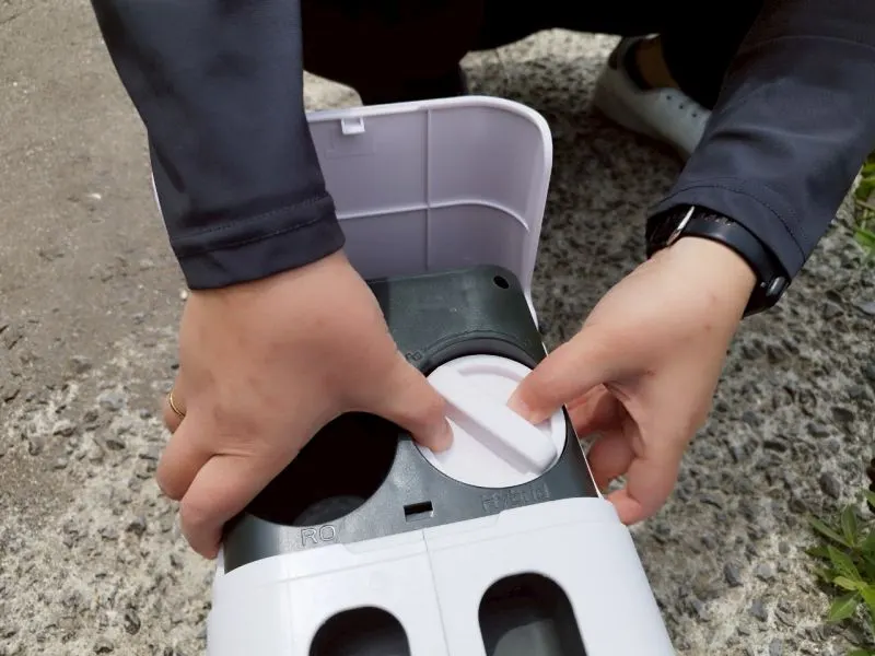 ITEHIL ポータブル浄水器 フィルターを押し込む様子