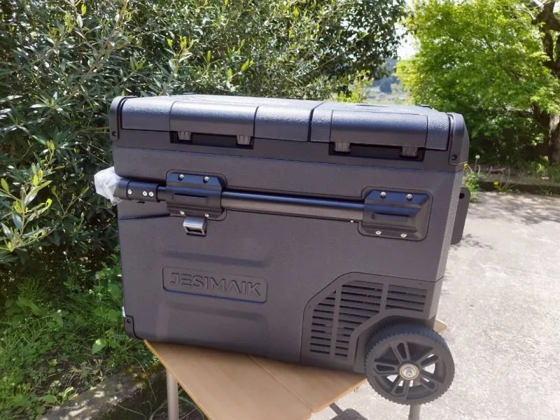 JESIMAIK 車載用冷蔵庫E45 箱から取り出した様子