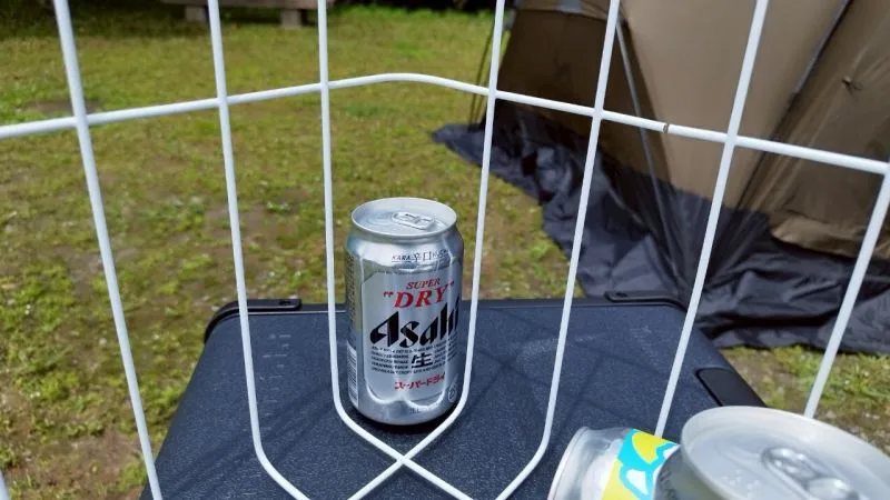 JESIMAIK 車載用冷蔵庫E45 ワイヤーメッシュから缶ビールが飛び出してしまう様子
