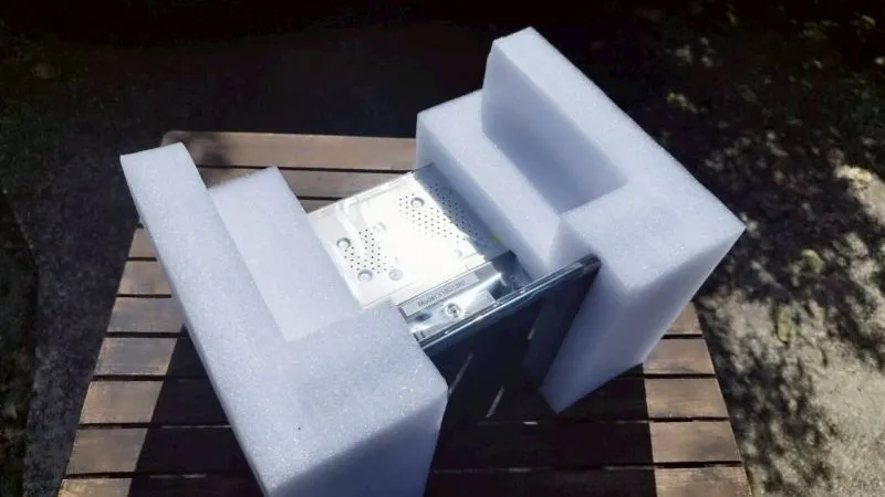 ATOTO X10 12.9インチモデル 緩衝材に包まれた本体